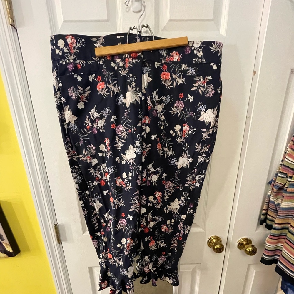 Lane Bryant Size 20 Black Floral Ruffle Bottom Crops